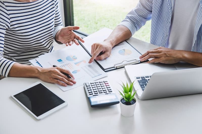 QuickBooks for Small Business - Team collaborating on finances